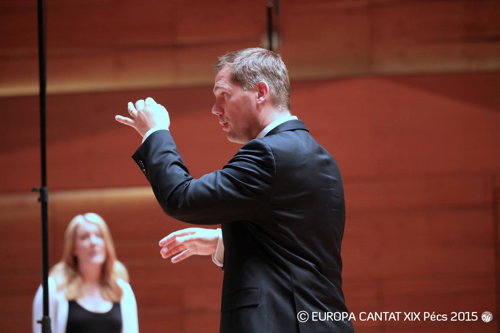 Fredrik Winberg dirigerar Sveriges Ungdomskör under Europa Cantat i Pecs 2015